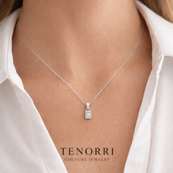 Диамантено колие TENORRI върху модел злато