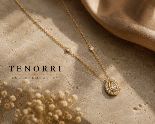 Клоус ъп на teardrop halo колие с естествени диаманти