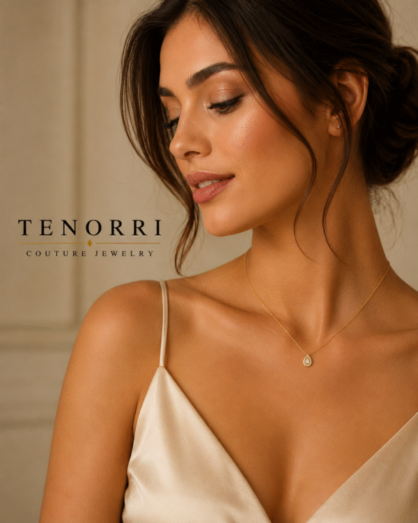 Жена носеща TENORRI колие с диаманти